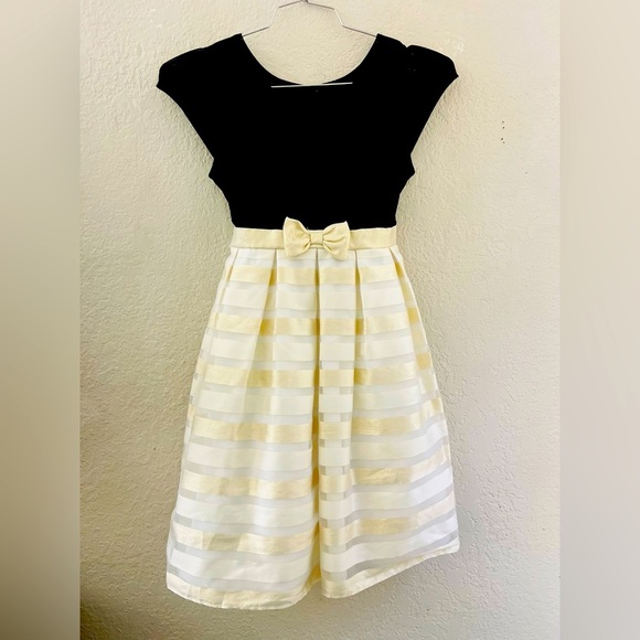 Jona Michelle Other - Jonathan Michelle dress size 12
17” across chest pit to pit loose on the waist